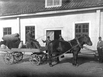 Bjärka-Säby: Nils Johan med stadsskjutsen omkring 1890. Foto: Johan Thorin